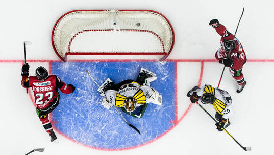 Malmö Redhawks Christoffer Forsberg gör 1-1 bakom Brynäs