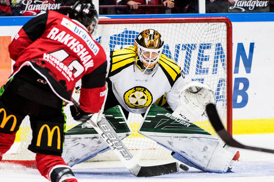 Malmö Redhawks Rhett Rakhshani skjuter mot Brynäs