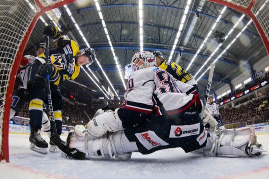 s Mattias Tedenby oroar framför Linköpings målvakt Jacob