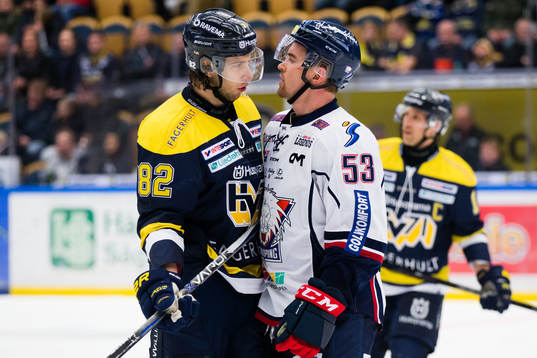 s Kevin Stenlund i gruff med Linköpings Eddie Larsson