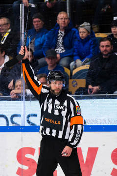 Domaren Marcus Linde håller en klubba i handen