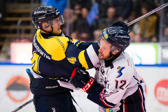s Max Wärn i gruff med Linköpings Sebastian Karlsson