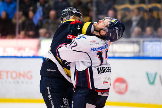 s Max Wärn i gruff med Linköpings Sebastian Karlsson