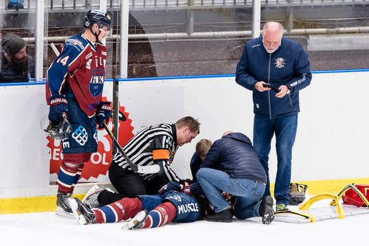 Halmstads Sebastian Nilsson har gjort sig illa och tas om