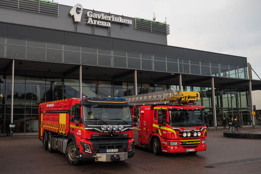 Brandbilar parkerade framför Gavlerinken Arena före