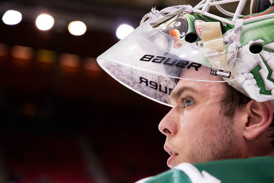 Frölundas målvakt Johan Gustafsson på isvärmningen