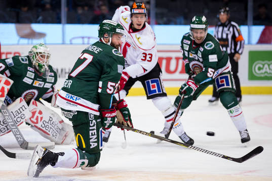 Frölundas Mike Weber täcker ett skott