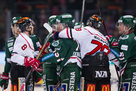Örebros Tyson Spink och Frölundas Matt Donovan i kamp