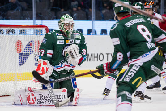 Frölundas målvakt Johan Gustafsson med en räddning