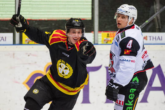 Brynäs Linus Ölund jublar samtidigt som Malmö Redhawks