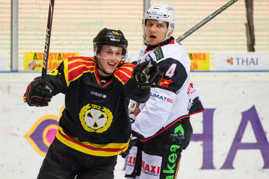 Brynäs Linus Ölund jublar samtidigt som Malmö Redhawks