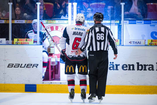 Malmö Redhawks Stefan Warg blir utvisad