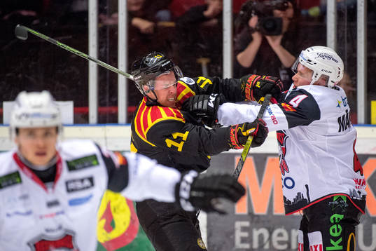 Brynäs Kevin Clark och Malmö Redhawks Tuukka Mäntylä
