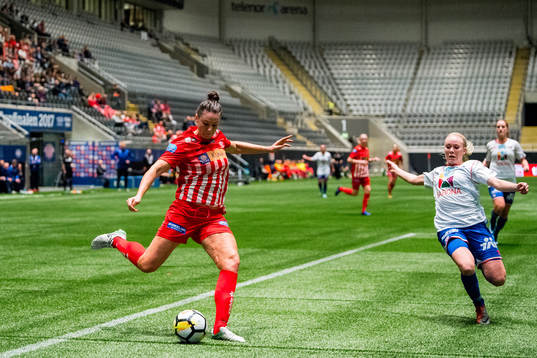 Emily Gielnik of Avaldsnes and Tina Dalgård of Vålerenga