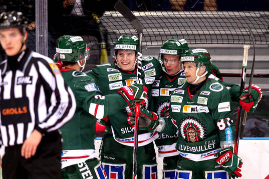 Frölundas Lias Andersson jublar med lagkamrater