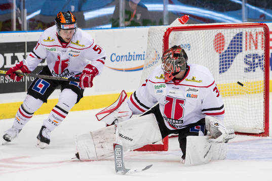 Örebros målvakt Eero Kilpeläinen släpper in 1-0 på