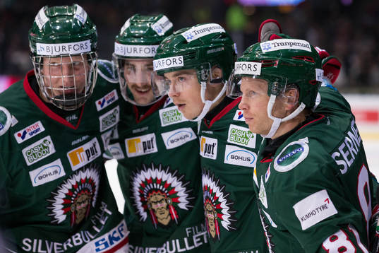 Frölundas Joel Mustonen jublar ihop med Rasmus Dahlin,