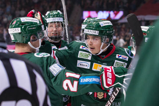 Frölundas Joel Mustonen jublar ihop med Christoffer Ehn