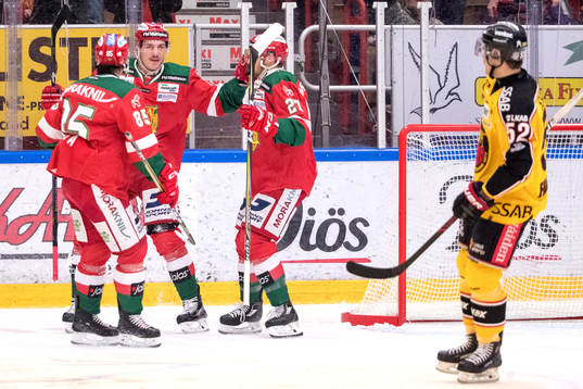 Moras John Persson jublar med lagkamrater