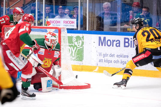 Luleås Gustav Rydahl och Moras målvakt Mattias Pettersson