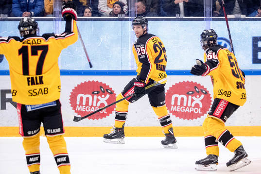 Luleås Anton Hedman jublar med lagkamrater