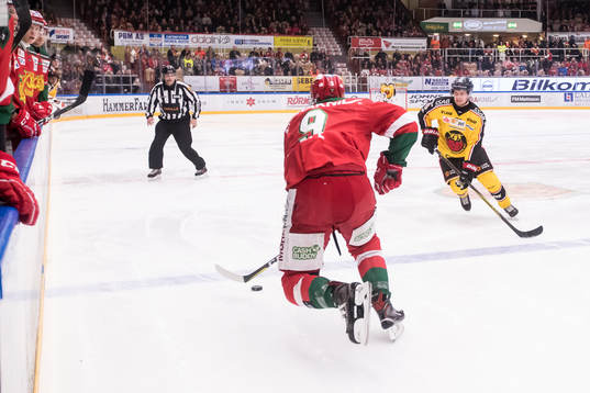 Moras Andrew Rowe och Luleås Viktor Grahn  i