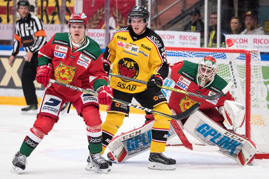 Moras Erlend Lesund och Luleås Isac Lundeström framför