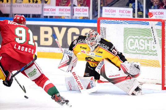 Moras Jacob Lagacé och Luleås målvakt Filip Gustavsson