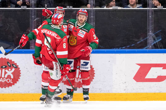 Moras Jacob Nilsson jublar med lagkamrater