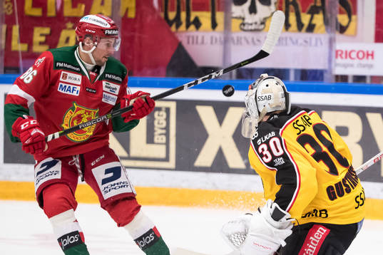 Moras Mathias Bromé framför Luleås målvakt Filip