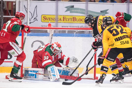 Moras målvakt Mattias Pettersson räddar chans från