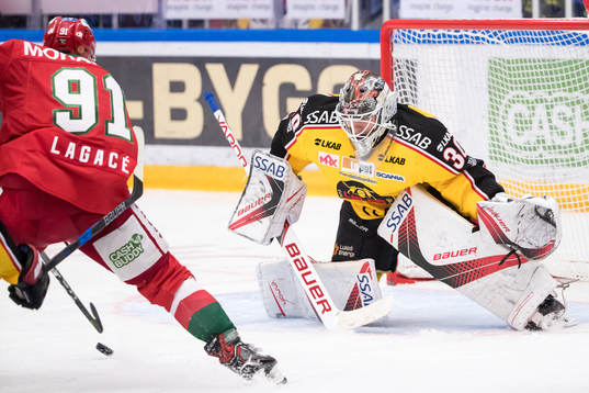 chans för Moras Jacob Lagacé framför Luleås målvakt