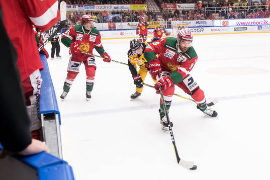 Luleås Isac Lundeström jagar Moras Andrew Rowe  i