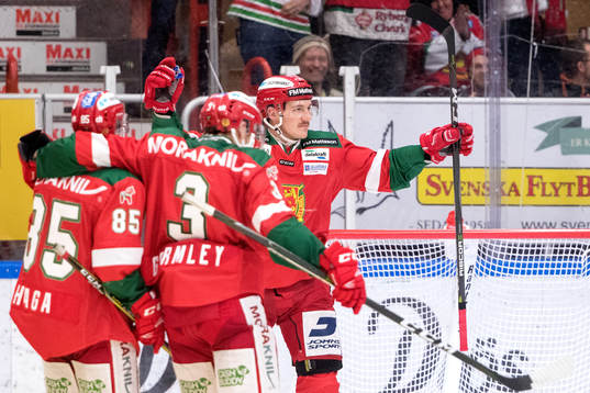 Moras John Persson jublar med lagkamrater