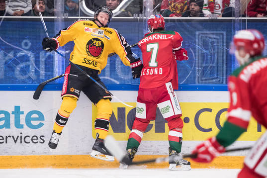Luleås Anton Hedman tacklar Moras Erlend Lesund  i