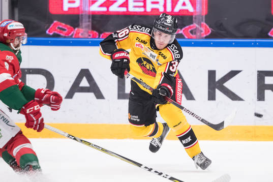 Luleås Emil Larsson  i ishockeymatchen i SHL mellan Mora