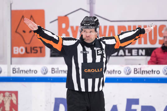 Domare Patrik Sjöberg i ishockeymatchen i SHL mellan Mora