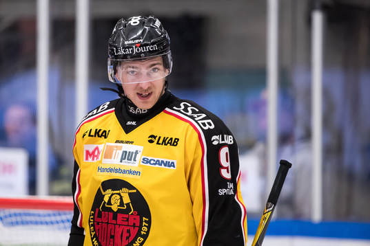 Luleås Johan Forsberg  i ishockeymatchen i SHL mellan Mora
