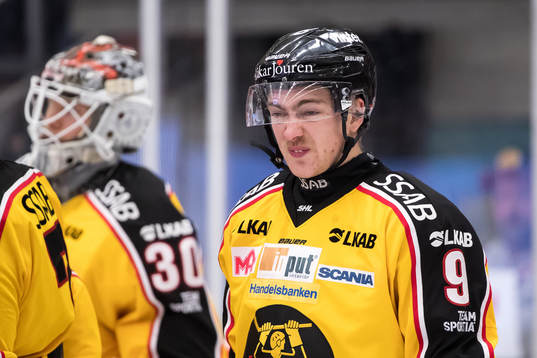 Luleås Johan Forsberg  i ishockeymatchen i SHL mellan Mora