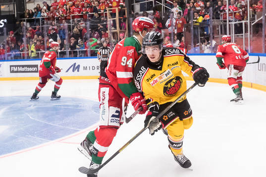 Moras Sebastian Hartmann och Luleås Johan Forsberg  i