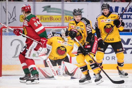 Luleås Karl Fabricius träffas av pucko på knät framför
