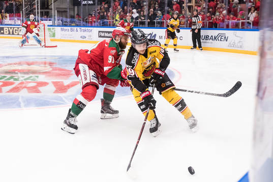 Moras Jacob Lagacé och Luleås Ryan Johnston  i