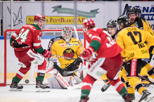 Moras Sebastian Hartmann framför Luleås målvakt Filip