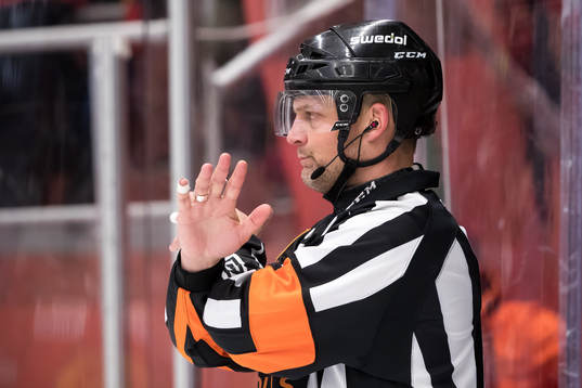Domare Mikael Nord i ishockeymatchen i SHL mellan Mora och