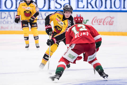 Luleås Anton Hedman och Moras Emil Bejmo  i
