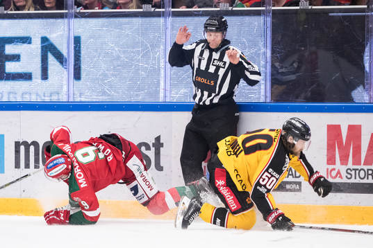 Moras Andrew Rowe och Linjedomare Gustav Jonsson och