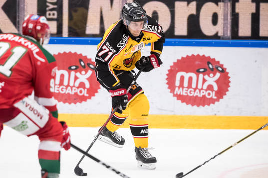 Luleås Patrick Cehlin  i ishockeymatchen i SHL mellan Mora