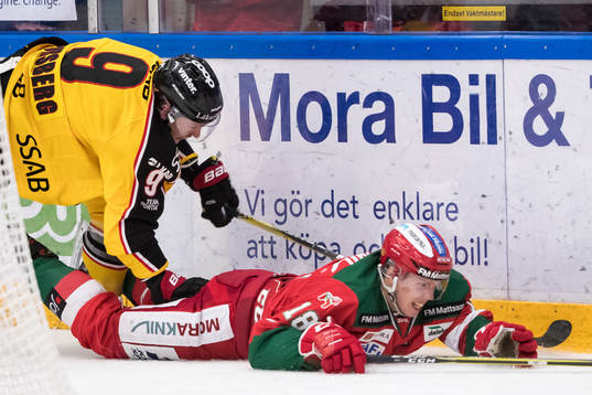 Moras Emil Aronsson och Luleås Johan Forsberg  i