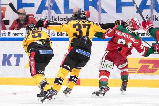 Luleås Isac Lundeström tacklar Moras Jacob Lagacé brevis
