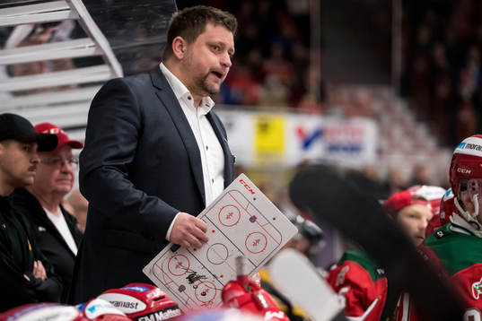 Moras tränare Mattias Karlin  i ishockeymatchen i SHL